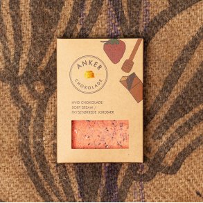 Anker Chokolade, PLADE - HVID CHOKOLADE / SORT SESAM / FRYSETRREDE JORDBR, 100g.