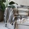 Chic Antique, Aix Plaid af overskudsgarn, mocca og sort