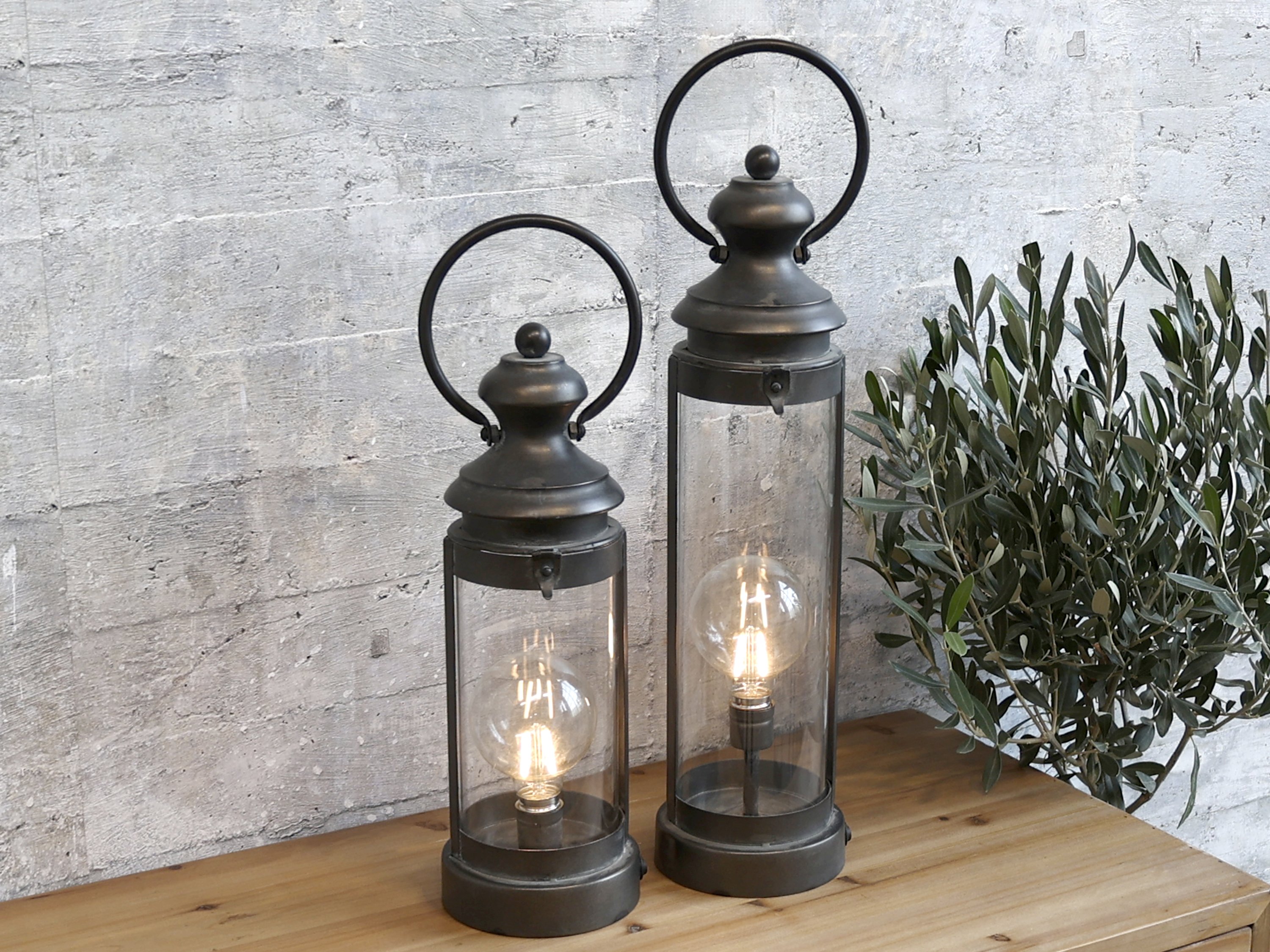 på vegne af input Øde Chic Antique, Fransk stald lanterne (høj) inkl. pære og timer - LED Lanterne  - Lykkesholm.nu