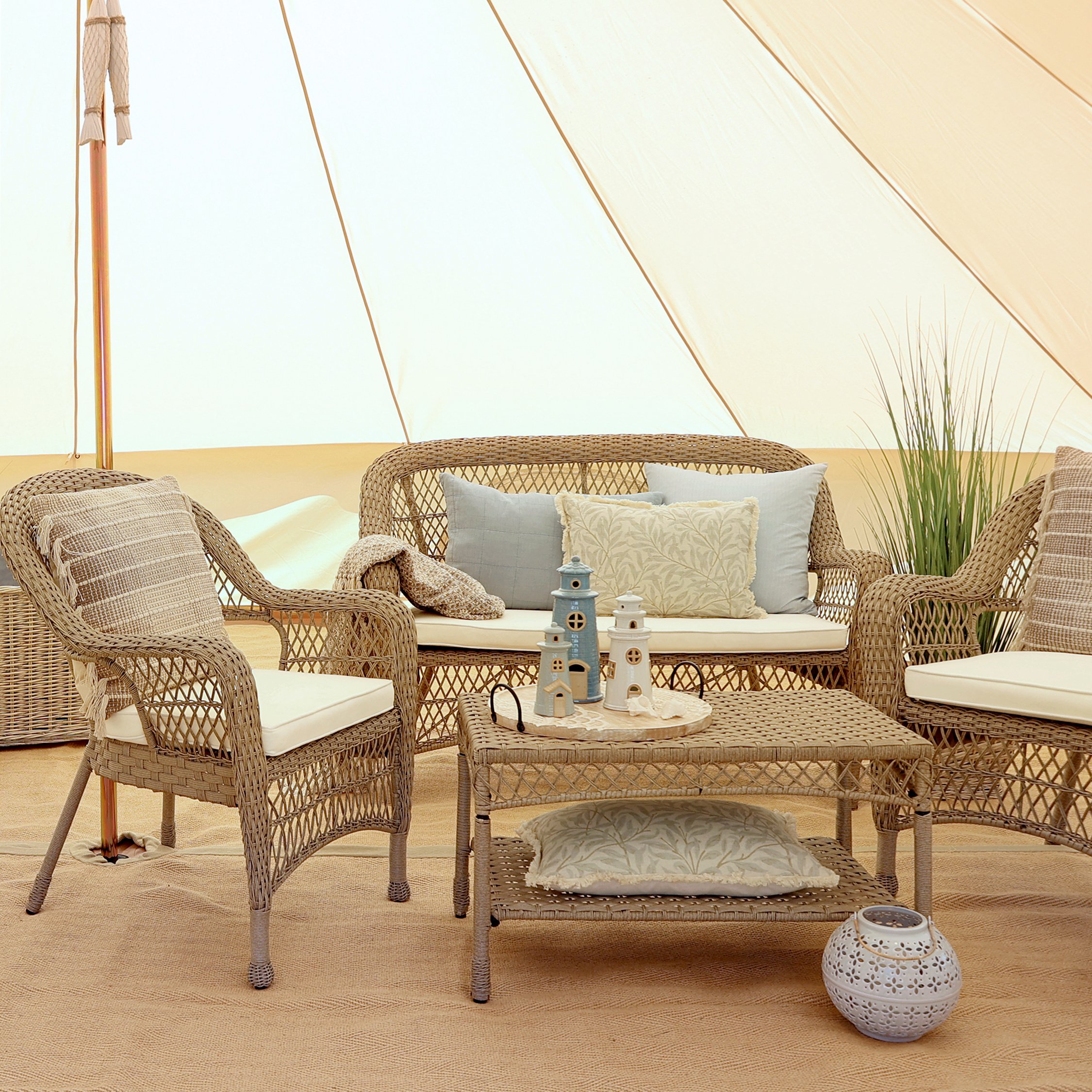 Chic Antique, Haves�t i flet med bord, sofa og 2 stole med hynder