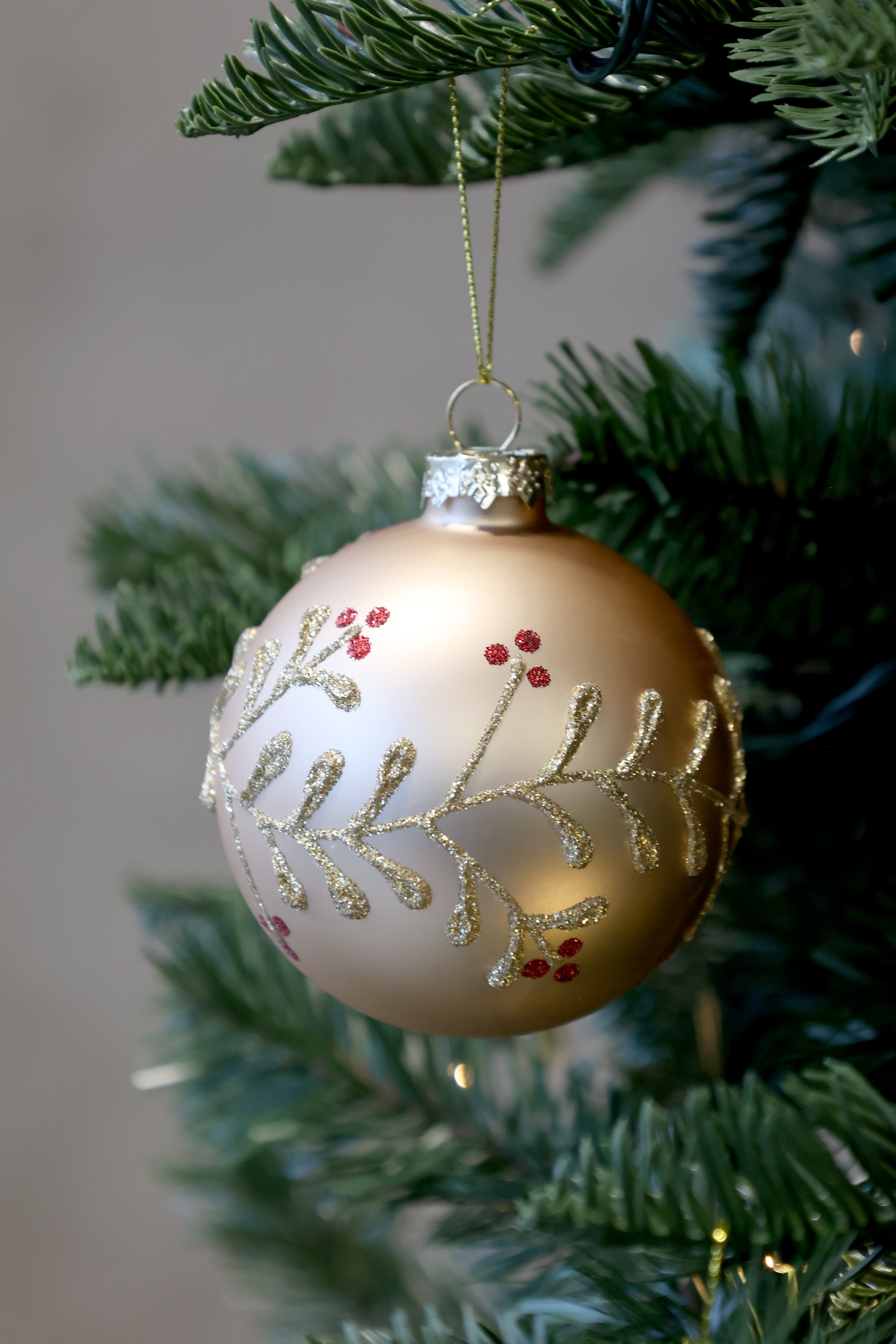 Chic Antique, Julekugle med ranke, 8 cm., champagne