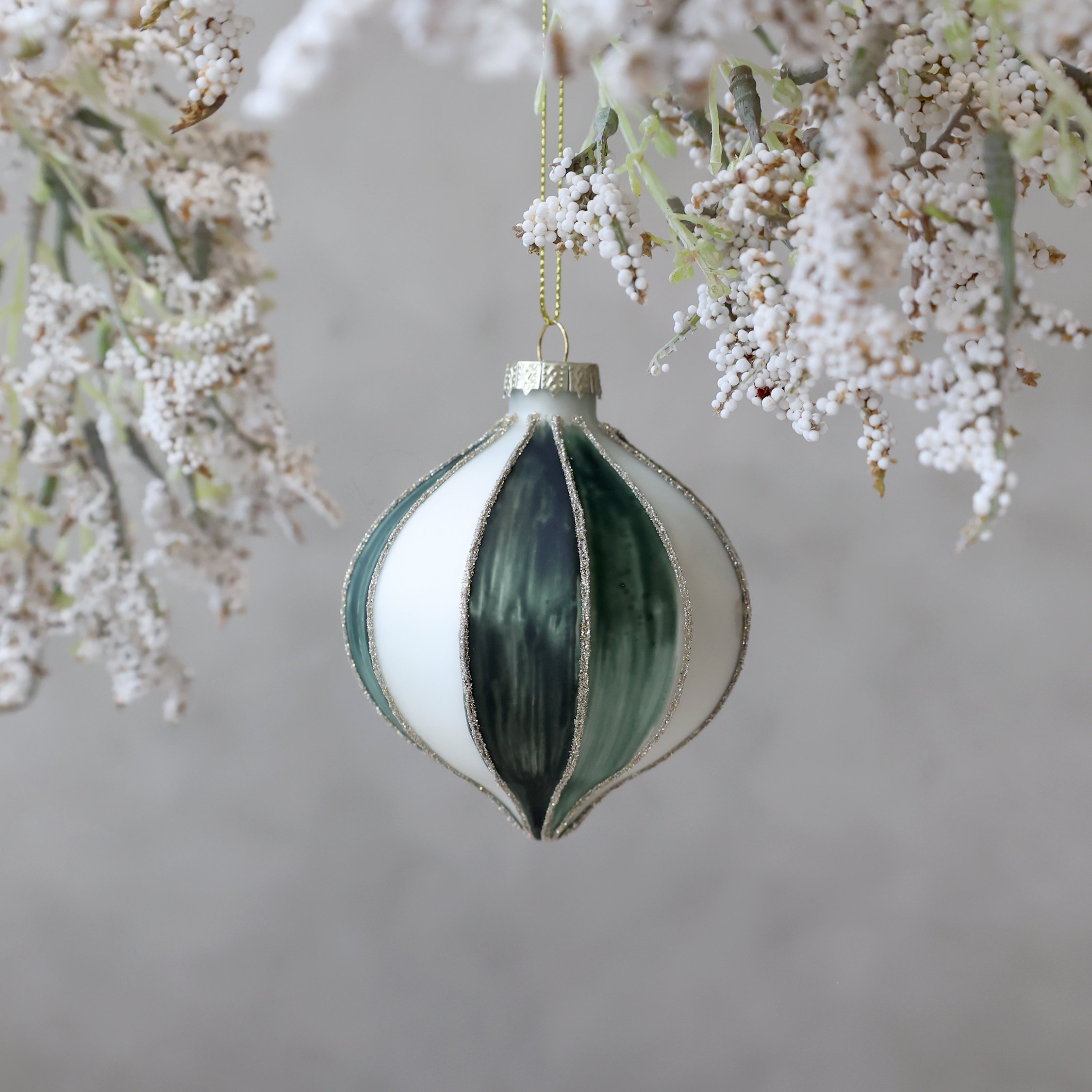 Chic Antique, Julekugle med striber, 8 cm., mos