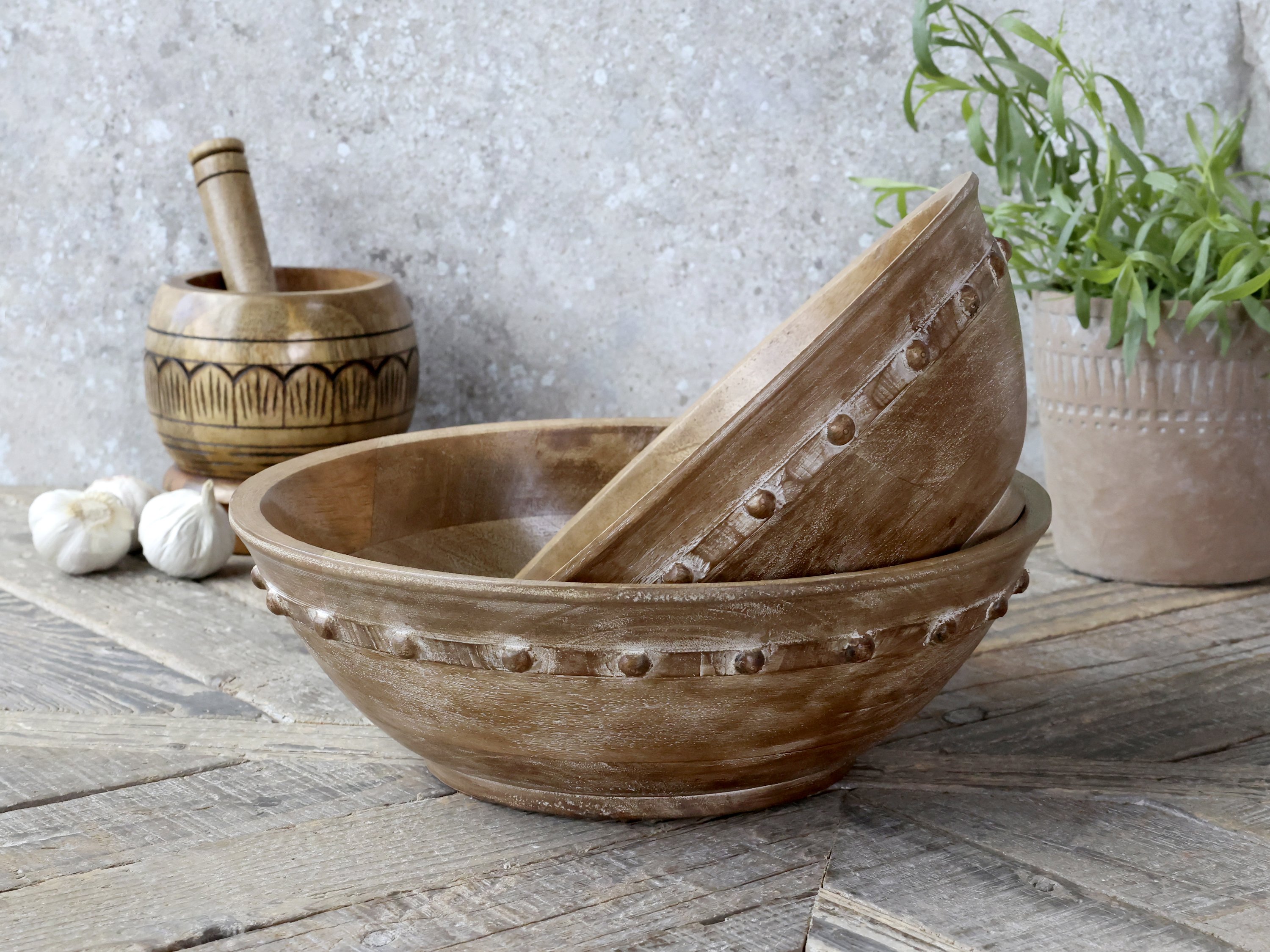 Chic Antique, Tours hj skl i tr med udskring