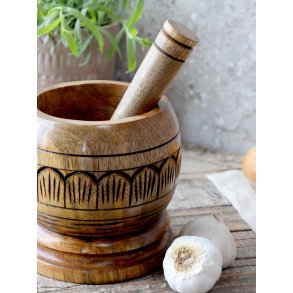 Chic Antique, Tours morter i tr med udskring