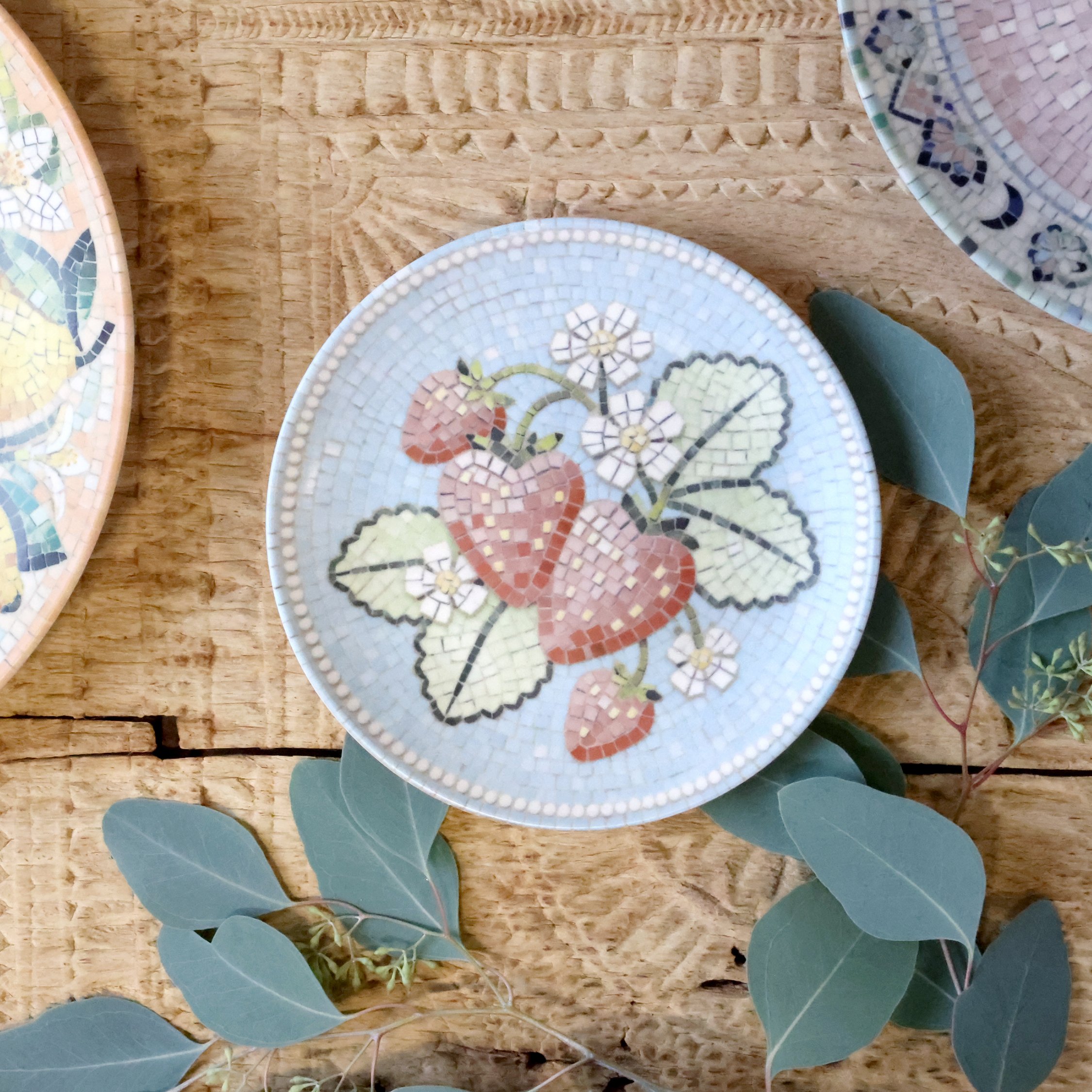Chic Antique, Chartres Fad i mosaik med jordb�r, �16 cm