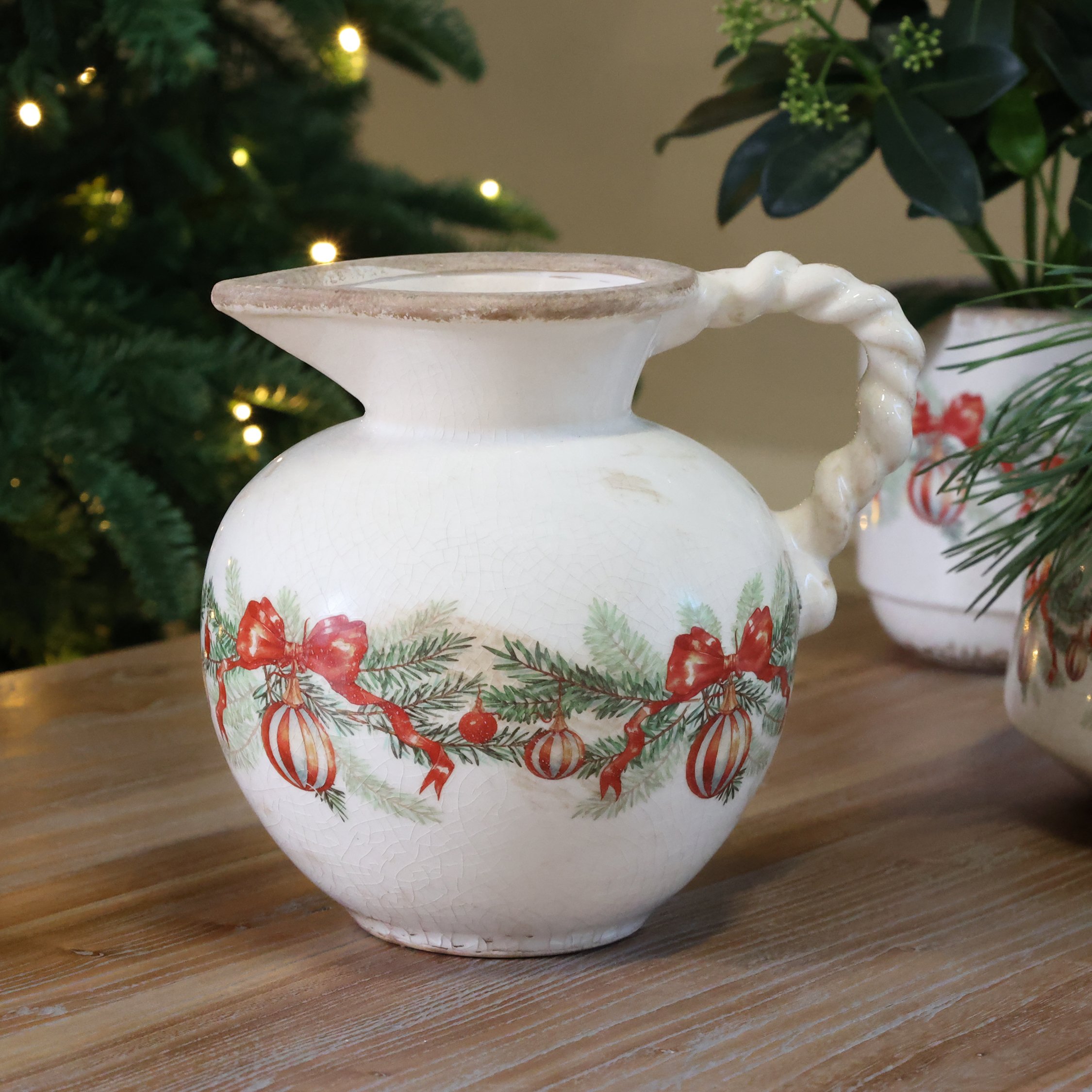 Chic Antique, Kande med julekugler og sl�jfer, H18,5 cm.