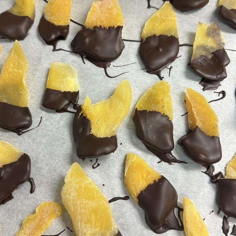 Chokolenten, T�rret mango med m�rk chokolade, ca. 100 g