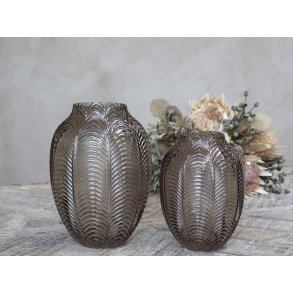 Chic Antique, Vase med bladmnster, latte-farvet glas