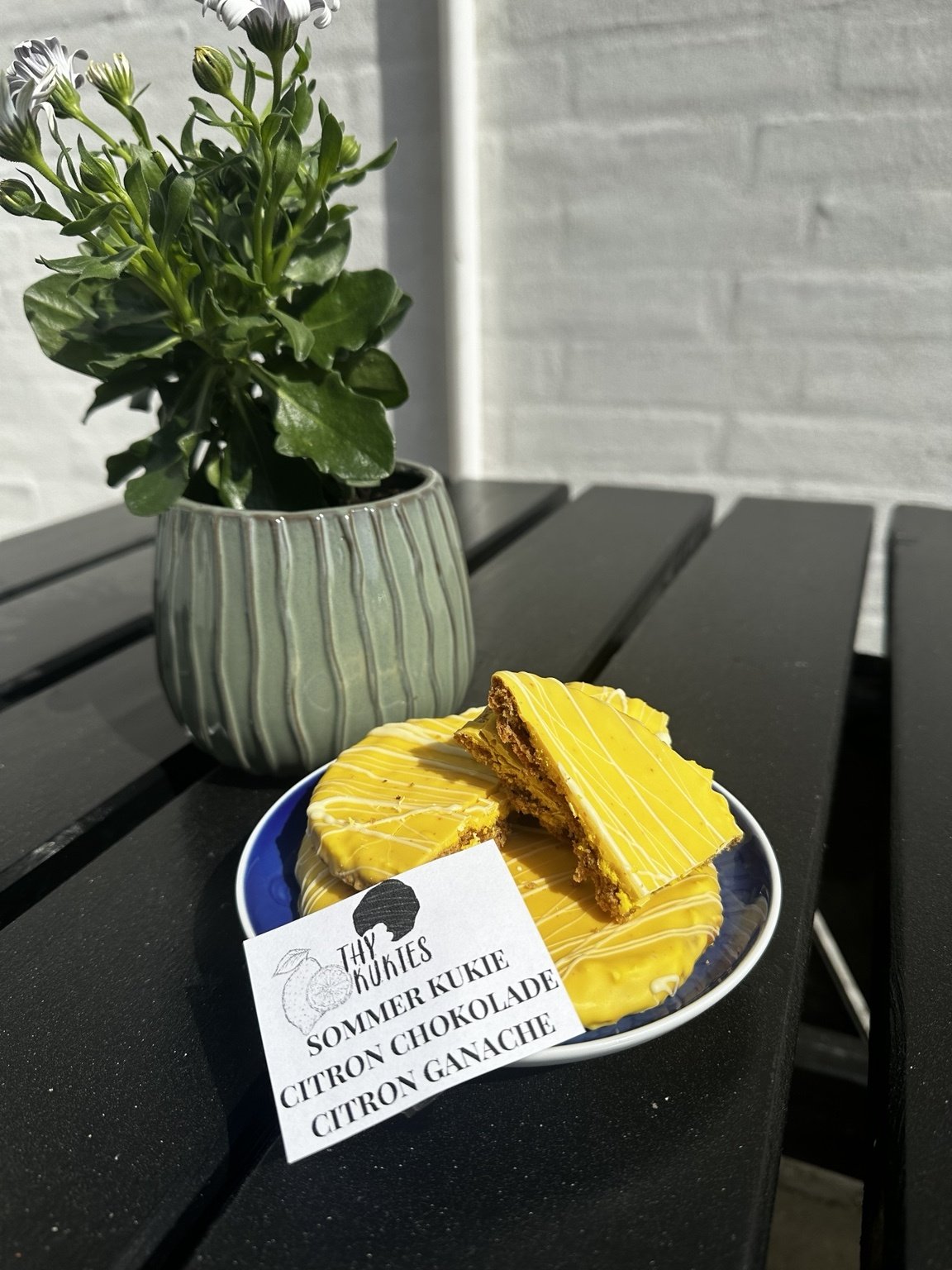 Chokolenten, Thy Kukies: Citron chokolade, citron ganache, hvide striber