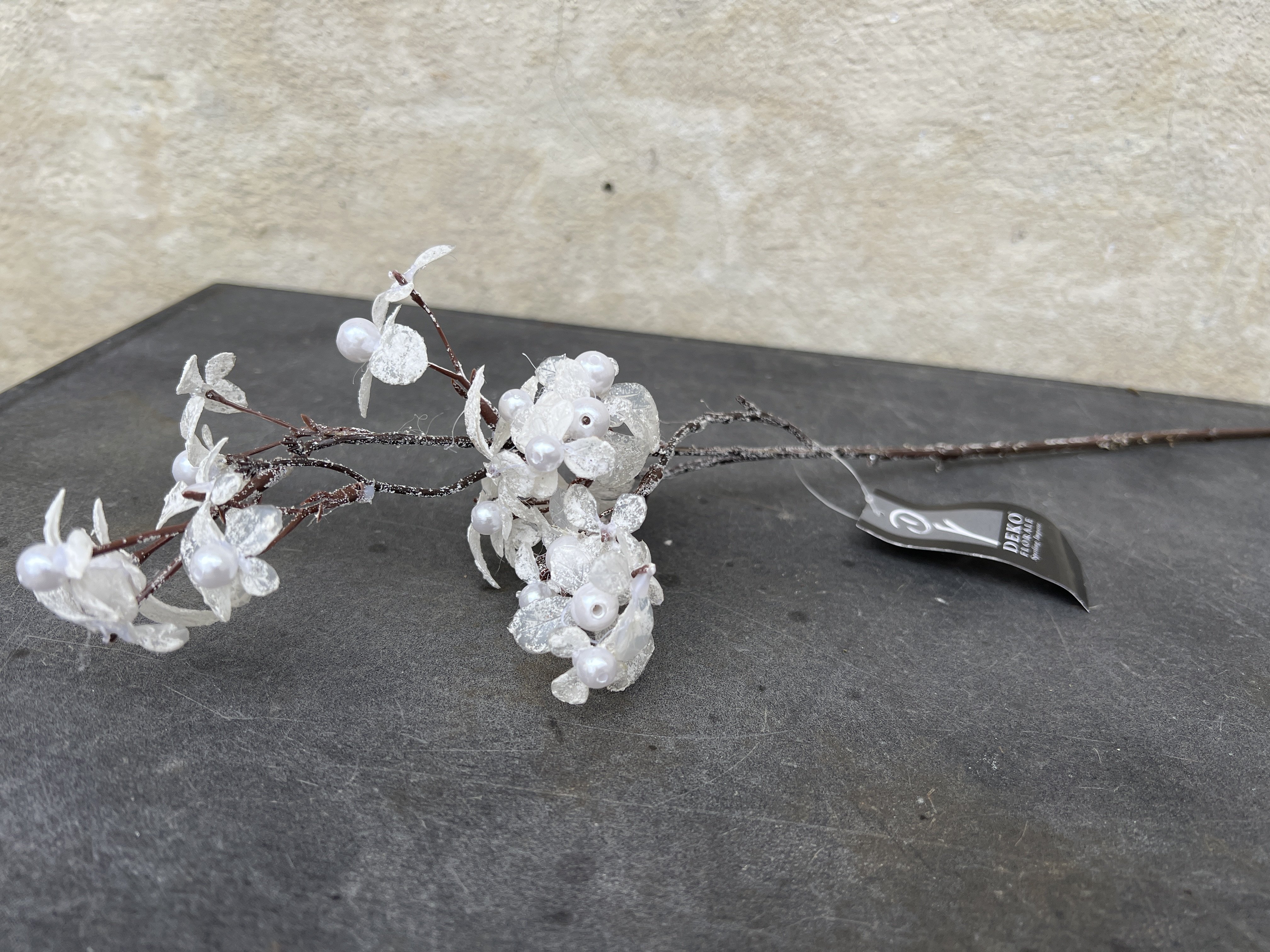 DEKO FLORALE, Kunstig gren med hvide blomster og glitter